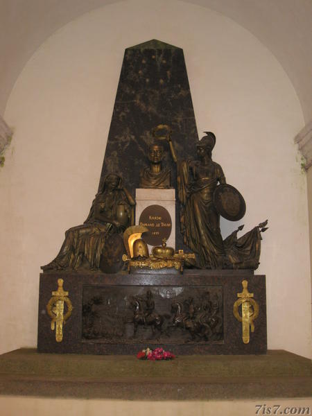 Barclay de Tolly grave ornament