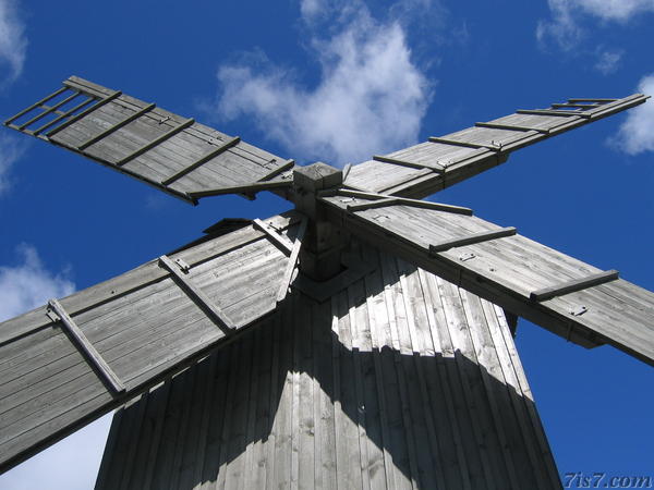 Harju-Rätsepa windmill against the 
sky