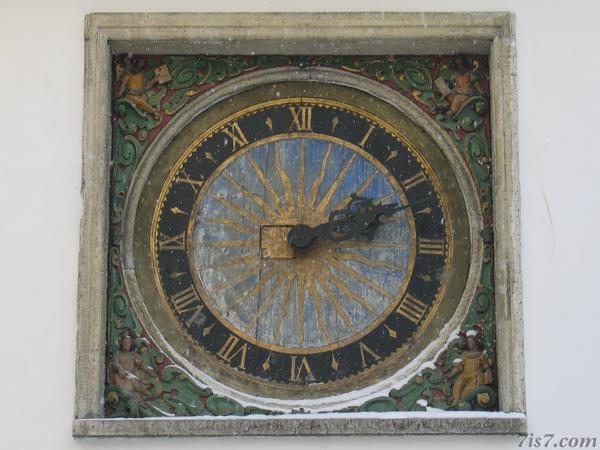 Snow falling on Pühavaimu Kirik clock