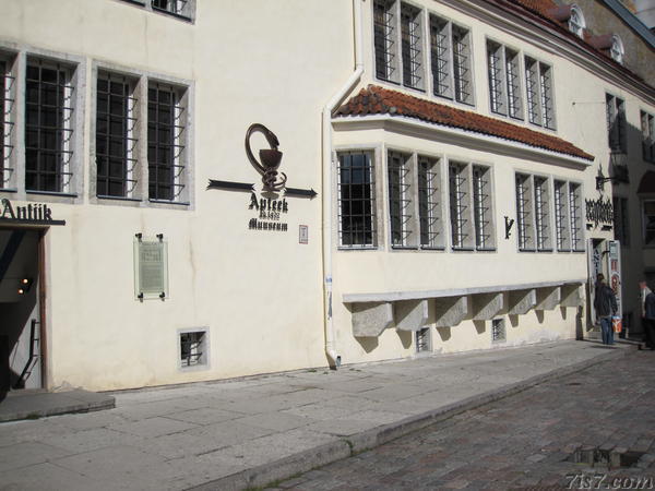 Reaapteek (Town Hall Pharmacy) 
facade
