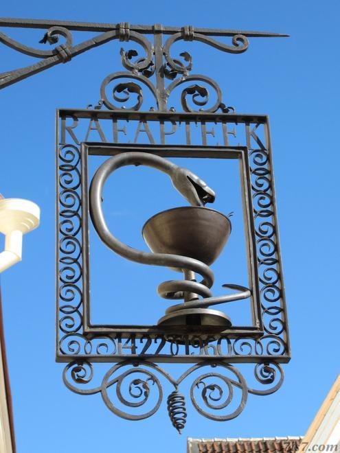 Reaapteek (Town Hall Pharmacy) sign