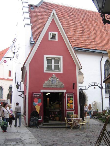 Small house in Saiakang alley.