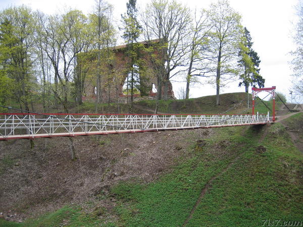 Viljandi castle ruins and 
hanging bridge.