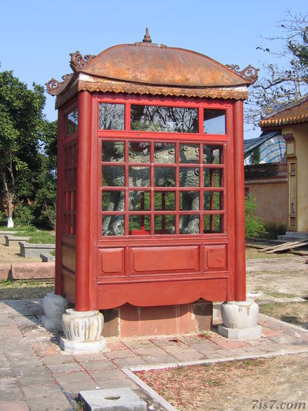 Statue in Booth